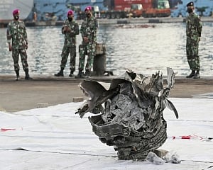 Divers sift debris, seabed mud for Indonesia plane devices