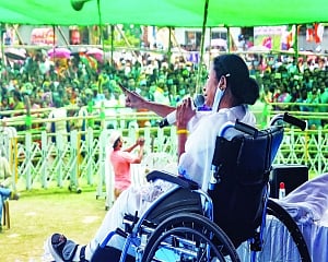 EC slaps 24-hour ban on Mamata