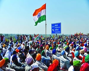 Farmers block KMP to  mark 100th protest day