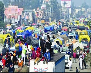 Farmers in for long haul, boost infra at Singhu
