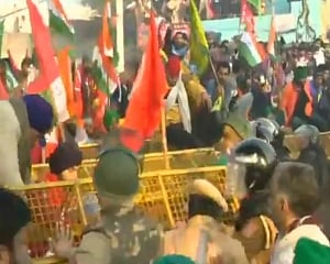 Farmers protest: Despite increasing number of barricades thousands converge at Ghazipur