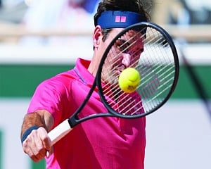Federer wins on return to paris