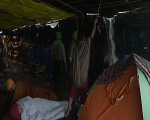 Firm on their demands, farmers brave cold, rains as talks with govt remain deadlocked