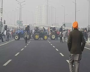 Fortification continues at Ghazipur, MHA official says no further ban on internet