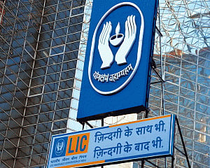 Goldman Sachs, J P Morgan Chase among 10 merchant bankers to manage LIC IPO
