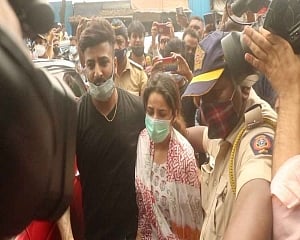 Grief-stricken Shehnaaz runs towards hearse calling out Sidharth's name