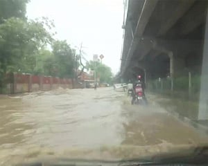 Heavy rains cause extensive waterlogging in Delhi