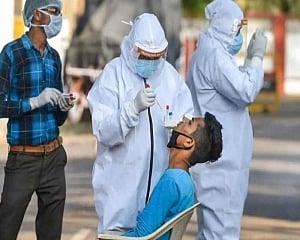 India logs 42,909 new COVID-19 cases