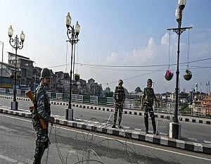 J-K announces 34-hour curfew from 8 pm Saturday to contain COVID-19 spread
