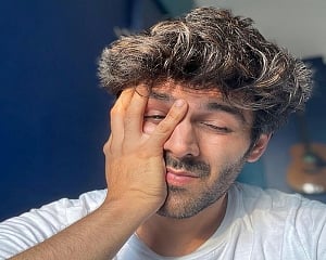 Kartik Aaryan wonders if lockdown is on in cheeky post