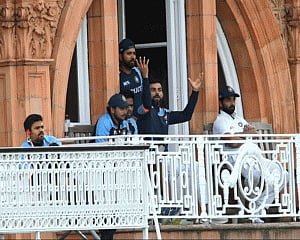 Kohli's gesture over fading light on Day 4 at Lord's goes viral