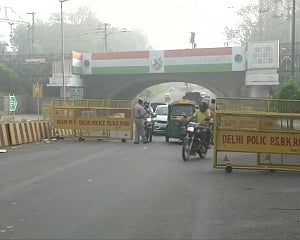 Life comes to halt as weekend curfew underway in Delhi
