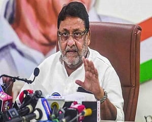 Malik-Fadnavis’ relatives slap defamation notices