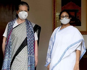 Mamata meets Sonia; discusses political situation, Pegasus