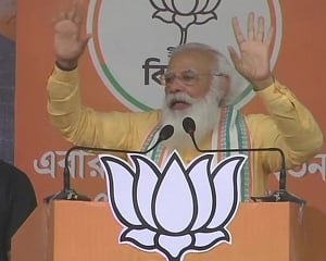 Mamata's "obstructionist mindset" deprived Bengal of jobs, industries: Modi