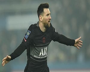 Messi scores his first league goal for Paris Saint-Germain
