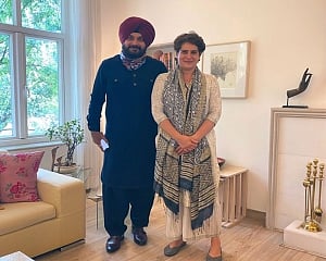 Navjot Sidhu meets Priyanka Gandhi