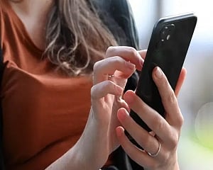 Photos in iOS 15 can identify people by their upper bodies
