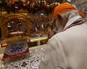 PM Modi offers prayers at Sis Ganj Gurudwara, pays tributes to Guru Teg Bahadur
