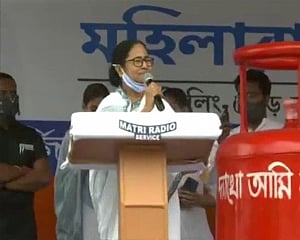PM Modi peddling lies to mislead voters: Mamata