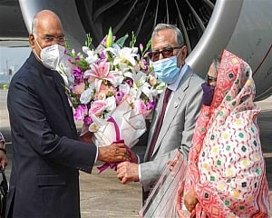 President Kovind presents sweets, savouries to President Hamid, PM Hasina