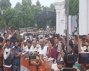 Priyanka calls off protest, blames UP govt for 'chaos'