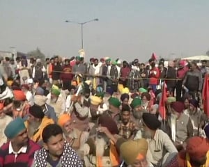 Protesting farmers burn copies of agri laws on Lohri