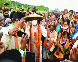 Railway Min visits karmabhoomi for masses’ feedback