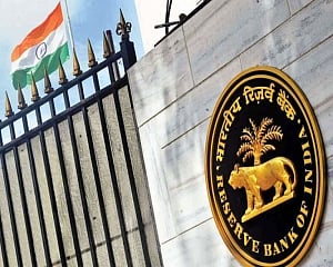 RBI keeps policy rate unchanged for 6th time in a row; cuts growth forecast to 9.5%