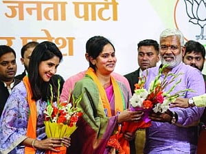 Rebel Cong, BSP MLAs join BJP