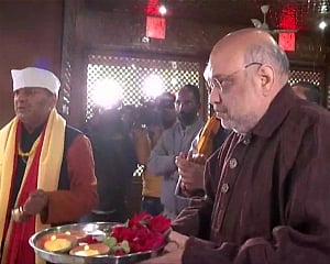 Shah offers prayers at Kheer Bhawani temple in J-K