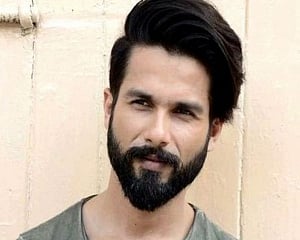 Shahid Kapoor flaunts his 'laid back vibes'