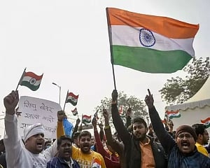 Singhu border witnesses violence, 'locals' clash with protesters