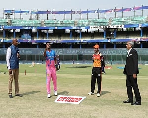 SRH to bowl, Warner dropped