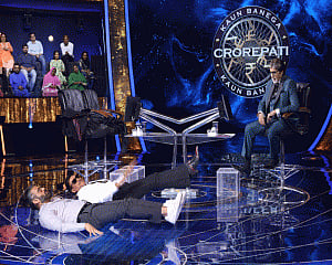 Suniel Shetty, Jackie Shroff flex muscles on 'KBC 13', Big B impressed