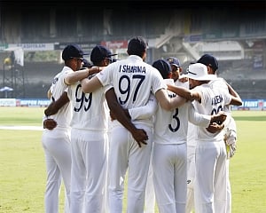 Swing it like Jimmy: Anderson's reverse swing deflates India, England win by 227 runs