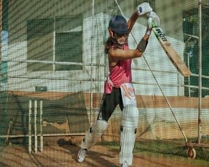 Taapsee Pannu starts week with cricket practice