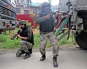 Terrorist killed, 2 security personnel injured in Kulgam encounter
