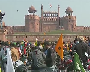 Tractor prade: Clashes between farmers, police in parts of Delhi, protestors enter Red Fort complex