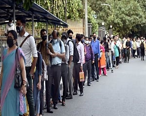 Trade body meets DMRC chief on long queues at entry gates