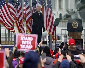 Twitter, Facebook suspend Trump accounts after violenceÂ  at US Capitol