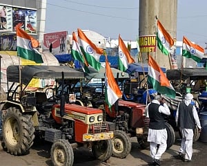 Twitter suspends 300 accounts after tractor rally went violent