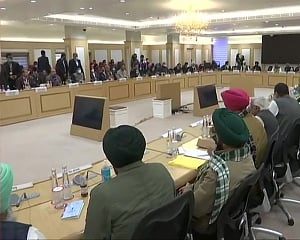Union ministers meet farmer groups to break deadlock over agri laws