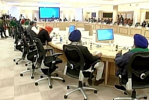 Ministers extend Guruparab wishes to farmer leaders; Unions raise NIA summons issue at 10th round of talks