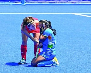 Women’s hockey loses battle but wins hearts