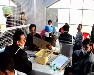 AAP crosses halfway mark: Wins 59 seats, leads in 33