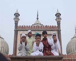 After 2 yrs, scores of devotees throng mosques to offer Eid Namaz