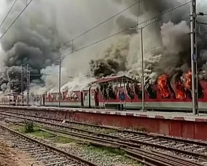 Agnipath protestors set 20 bogies of 2 trains on fire in Bihar