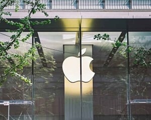 Apple Music installing itself to iPhone dock, kicking out apps like Spotify