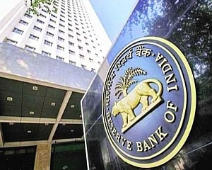 Bank credit growth accelerates to 14.2% in June quarter: RBI data